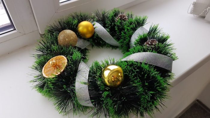 Как украсить класс на Новый год 2023: варианты для окон, стен и потолка