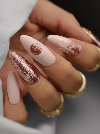 Маникюр на Новый год 2023: 10 модных идей, которые стоит повторить