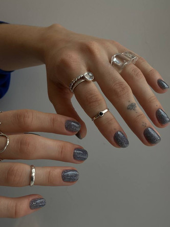 Маникюр на Новый год 2023: 10 модных идей, которые стоит повторить