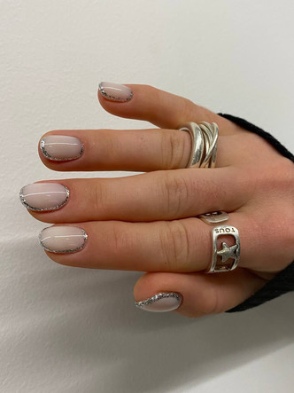 Маникюр на Новый год 2023: 10 модных идей, которые стоит повторить