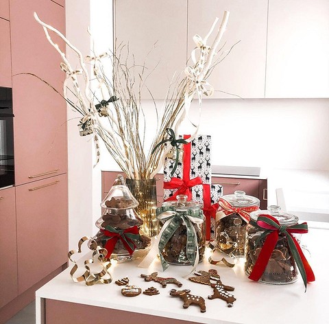 Интерьер сразу же станет более нарядным, а вы сэкономите на покупке дорогостоящего декора. Особенно колоритно выглядят банки, наполненные традиционным для зимы имбирным печеньем.