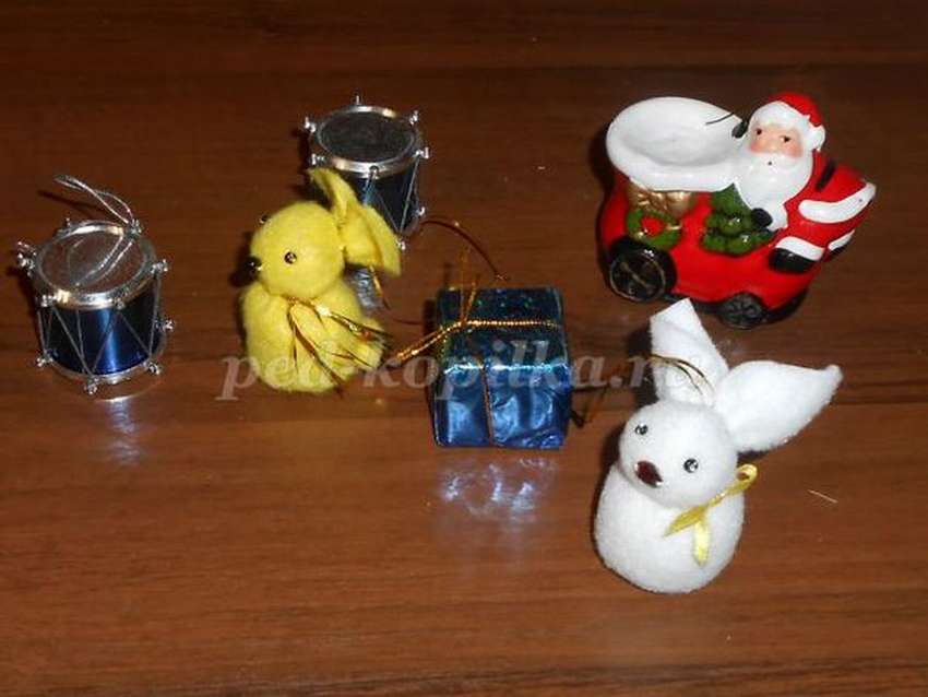 новогодний игрушечный зайчик на елке