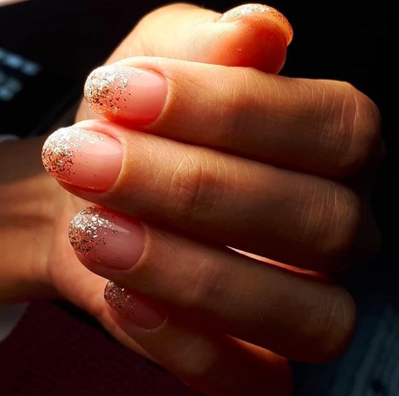 нежный розовый маникюр с серебром