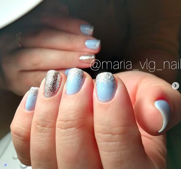 голубой маникюр с серебряными блестками