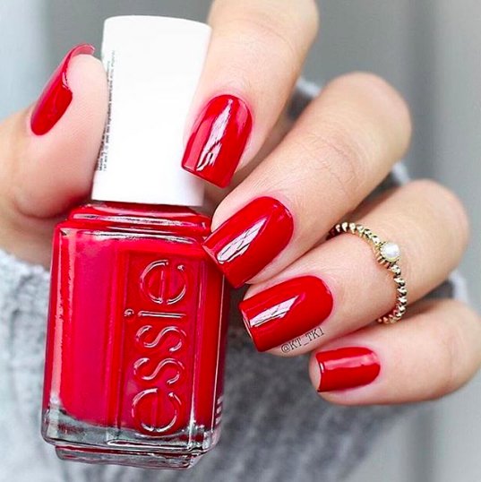 яркий красный маникюр
