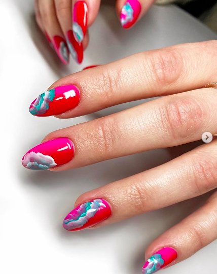 красный маникюр с облаками