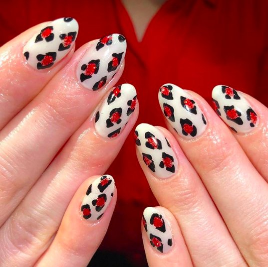 белый с красным леопардовым маникюром