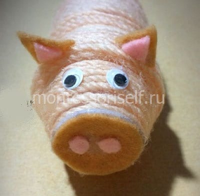Свинья из ниток на бутылке