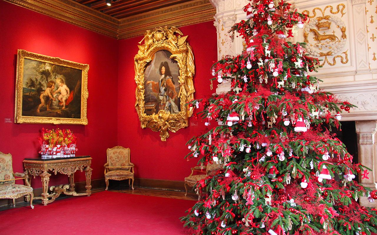 Оформление новогодней елки в красном цвете