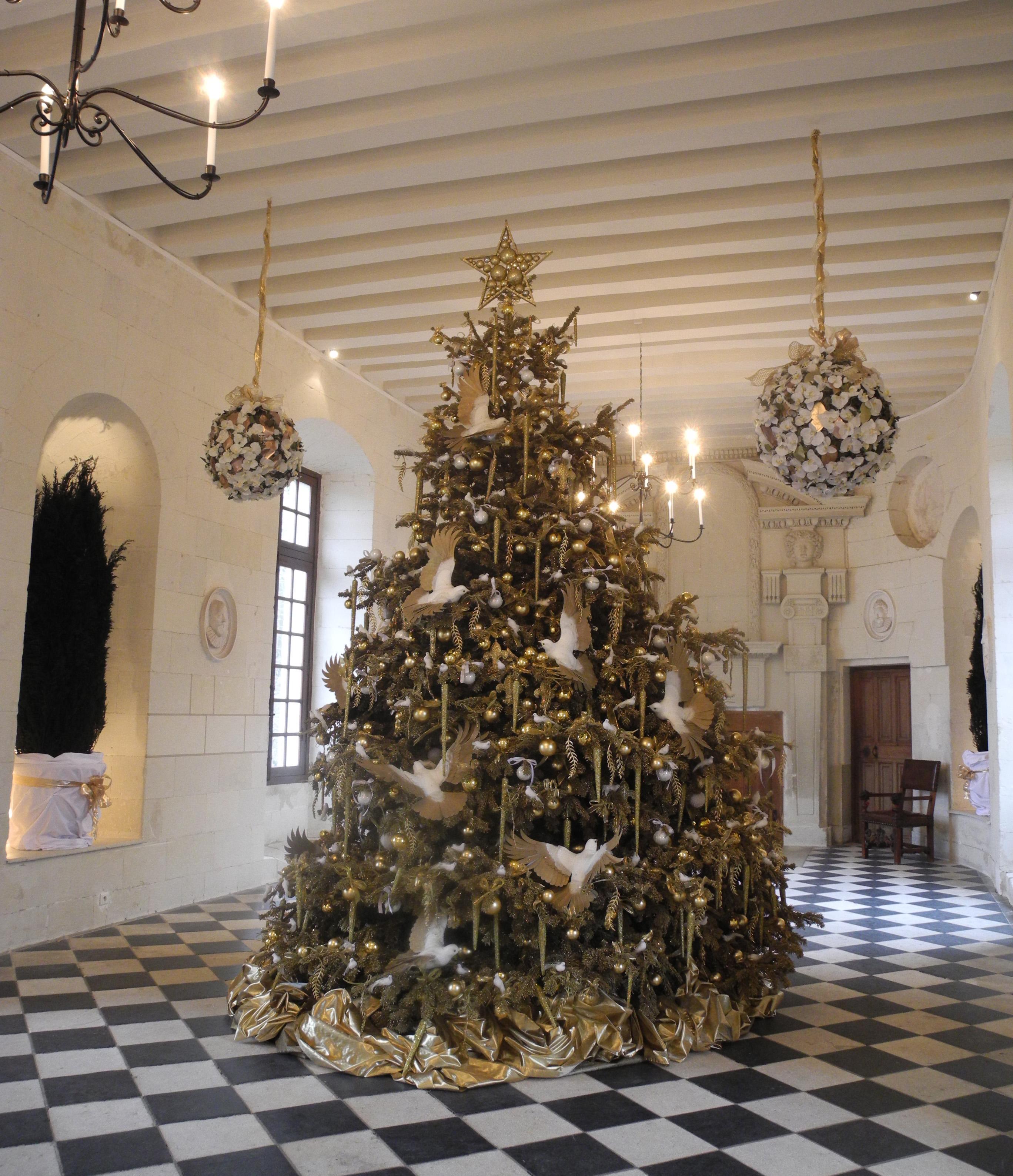 Оформление новогодней елки золотое