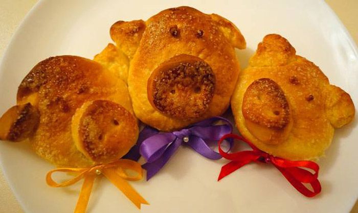 Это может быть сладкая выпечка, посыпанная сахаром