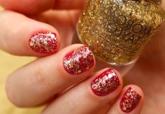 Красный маникюр с блестками и стразами — фото 22