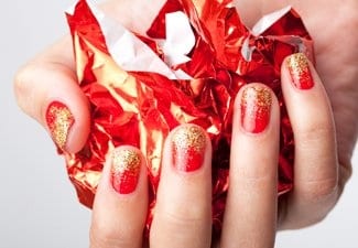 Красный маникюр с блестками и стразами — фото 24