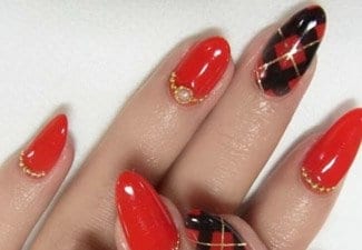 Красный маникюр с геометрическими узорами — фото 10