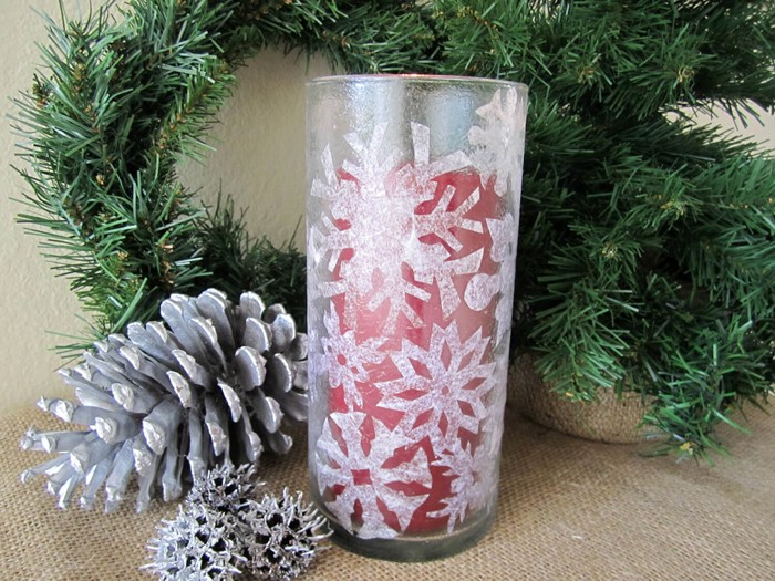 Из салфеток не трудно вырезать снежинки и приклеить их мыльным раствором на стакан. Вместо мыла хорошо использовать клей ПВА, но смывать его будет уже сложнее
