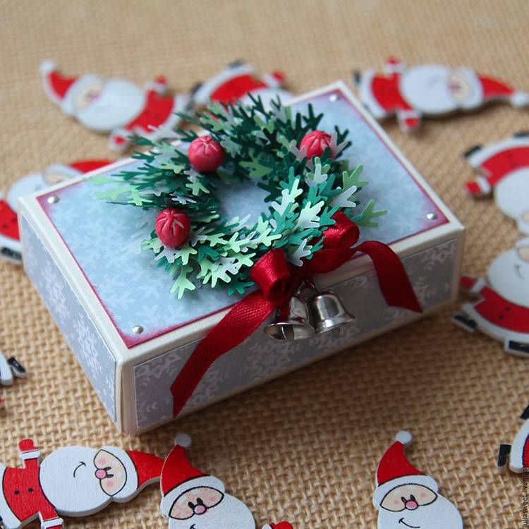 Новогодний венок - один из символов Нового года и Рождества