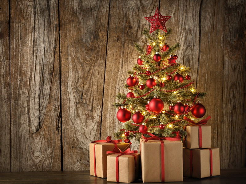 Елка с красными шарами