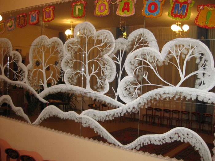 Если в зале есть уголок с зеркалами, их тоже украшают. Окрашивание производится кистью с жесткой щетиной, зубной пастой и водой