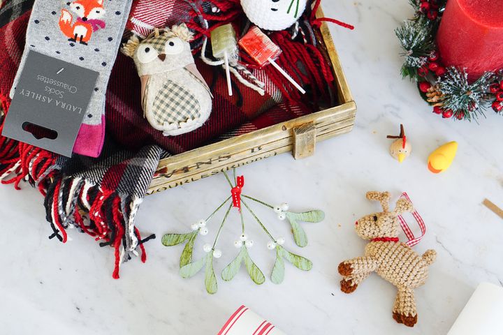 Поэтапная сборка конфеты-хлопушки из бумаги