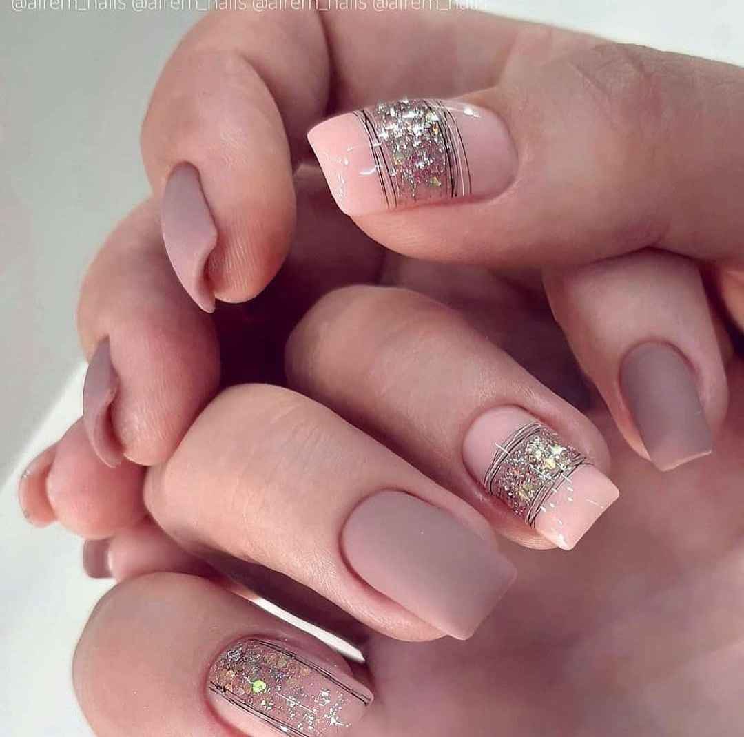 Новогодний маникюр на короткие ногти 2021 фото_33