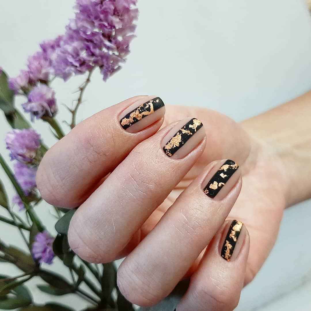 Новогодний маникюр на короткие ногти 2021 фото_17