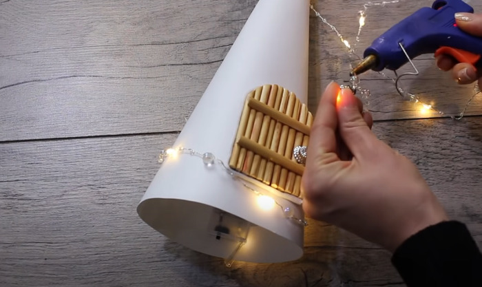 Приклеиваем дверь