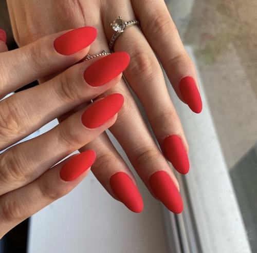 Красный маникюр 2022-2023 — модные тенденции и новинки дизайна