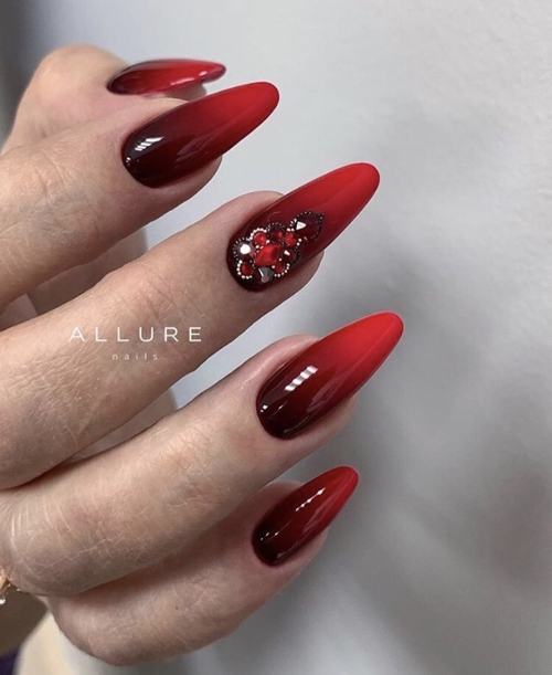 Красный маникюр 2022-2023 — модные тенденции и новинки дизайна