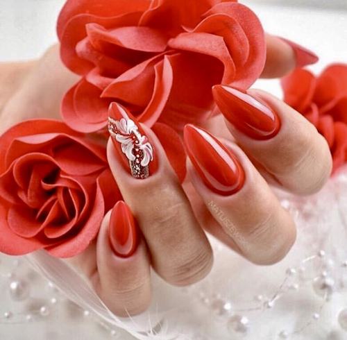 Красный маникюр 2022-2023 — модные тенденции и новинки дизайна