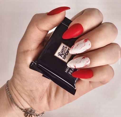 Красный маникюр 2022-2023 — модные тенденции и новинки дизайна