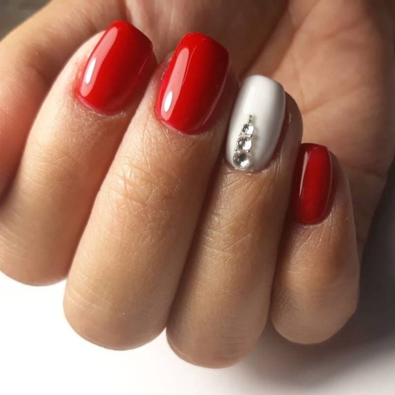 Новогодний маникюр на короткие ногти 2023 (50 фото) - модные и красивые идеи