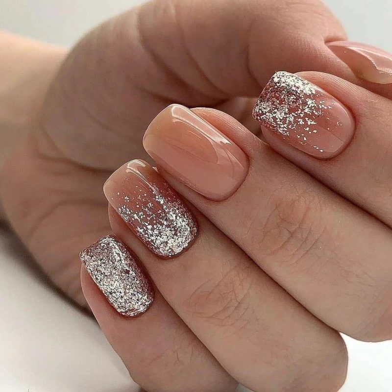 Новогодний маникюр на короткие ногти 2023 (50 фото) - модные и красивые идеи