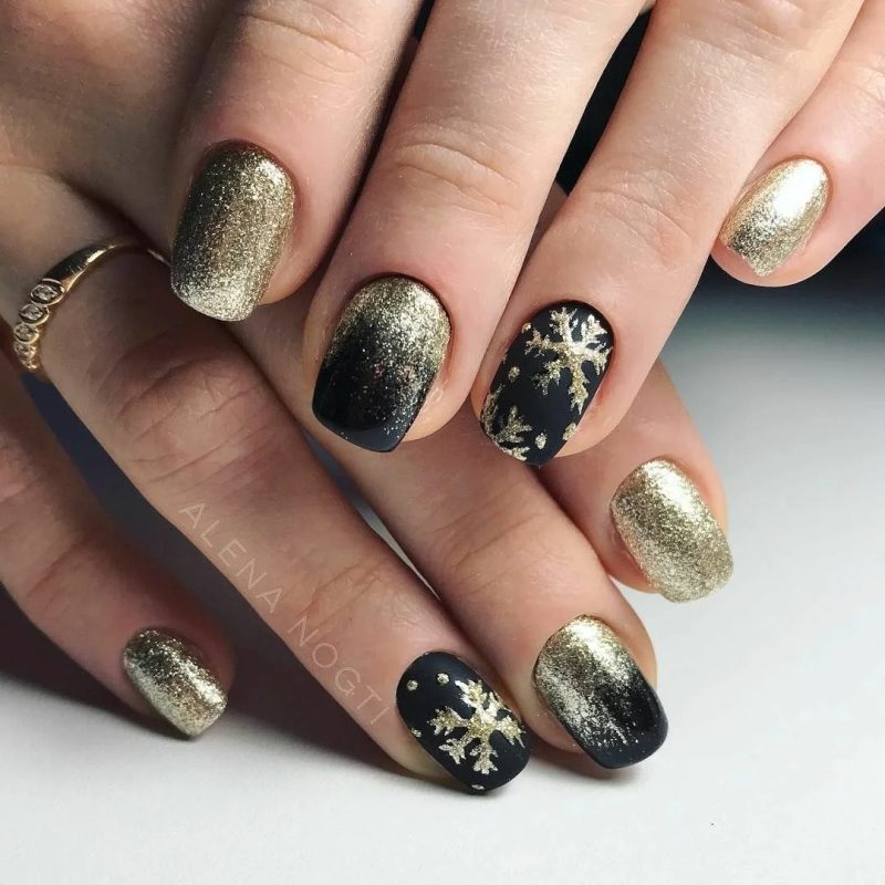Новогодний маникюр на короткие ногти 2023 (50 фото) - модные и красивые идеи