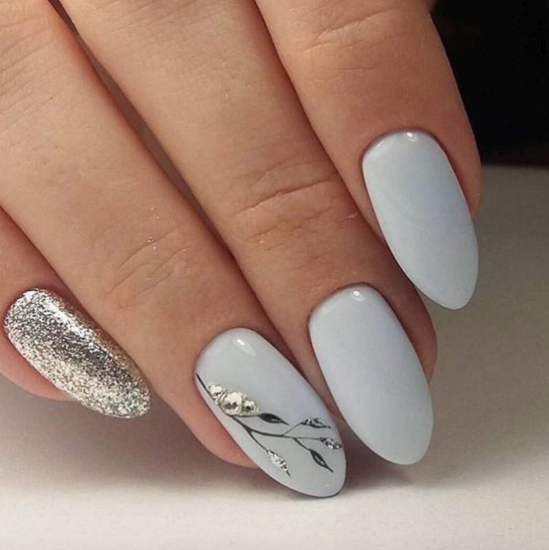 Новогодний маникюр на короткие ногти 2022 (50 фото) - модные и красивые идеи