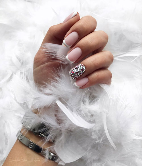 Белый новогодний маникюр с дизайном 3