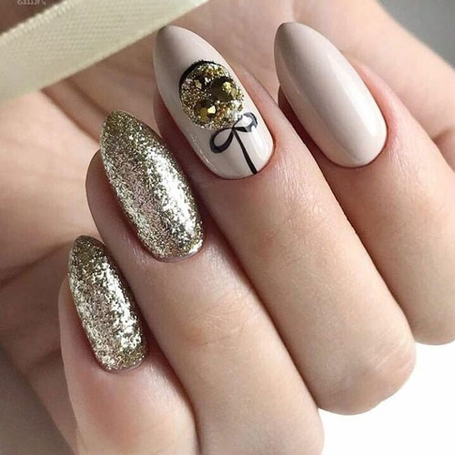 Белый новогодний маникюр с елочным шаром