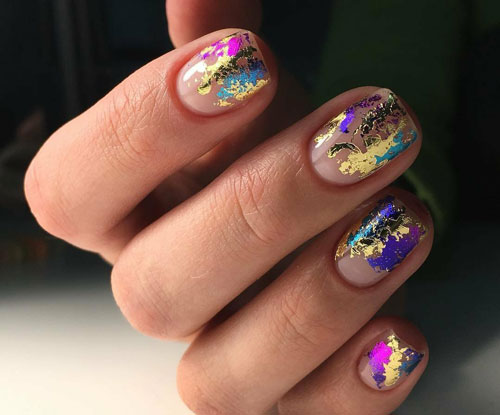 Новогодний маникюр на короткие ногти 2