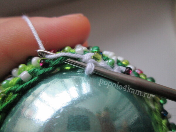пластиковые-шарики-обвязать=с-бисерм