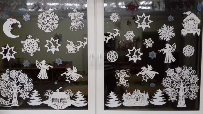 Аппликации приклеиваются к окну, чаще всего мыльным раствором