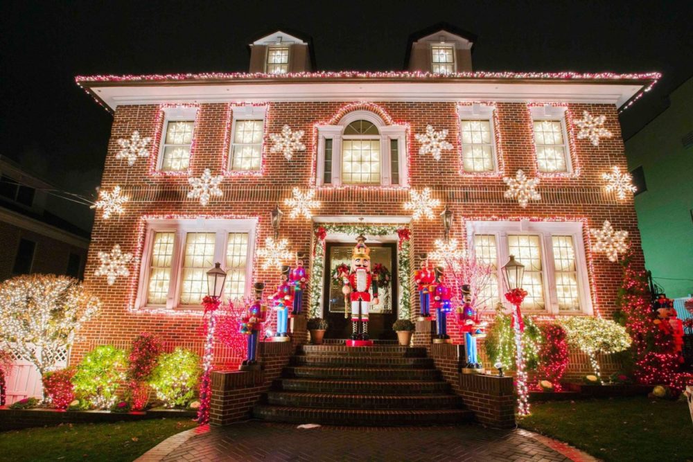 Снежинка на доме Снежинка на доме